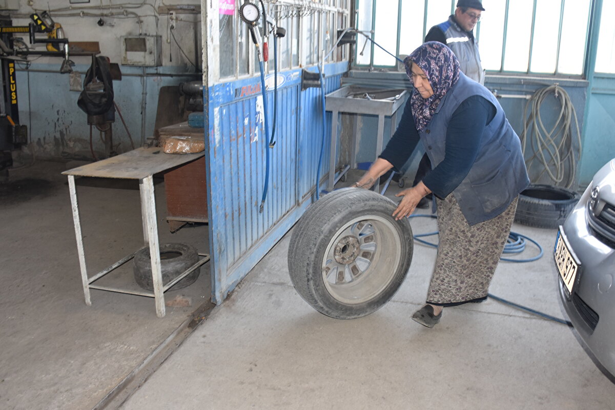 Eşi ve kayınvalidesiyle yıllarca lastikçilik yaptıklarını anlatan Akın, "İşlerimiz güzel. Bu işi kayınvalidemden öğrendim. Bir lastiği kendim söküp takabiliyorum. Zor iş ama zevkli. Biraz güç isteyen bir iş. Alıştım, severek yapıyorum. İşçi bulamıyoruz. O yüzden hepimiz çalışıyoruz." diye konuştu.