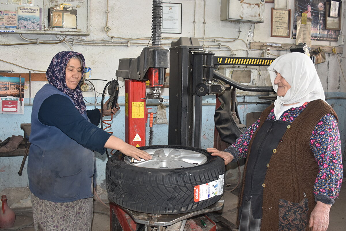 Otomobil lastiği satış ve tamir dükkanını açtıktan sonra işi babasına öğrettiğine değinen Akın, "Askere gidince babam da işi anneme öğretti. Babam, tek başına zorlandı. Babam ve annemle askerden dönünce 4 yıl çalışmaya devam ettim. Annem de işi eşime öğretti. Ailece çalışmayı seviyoruz" dedi.