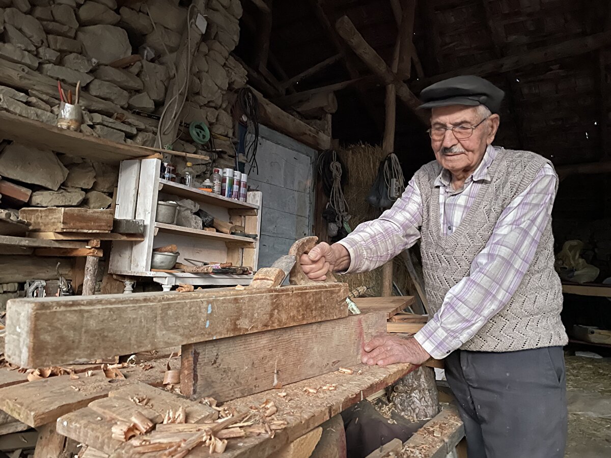 Zülem, AA muhabirine, marangoz babasıyla yıllarca çiftçilikte kullanılan tarım aletlerini yaptıklarını söyledi.<br><br>Yaşlanınca gençliğinde yaptığı aletlerin küçüklerini yapmaya başladığını belirten Zülem, gün geçtikçe kendisini geliştirdiğini ve köy yaşamını anlatan bütün objeleri artık ahşaptan yapabildiğini ifade etti.