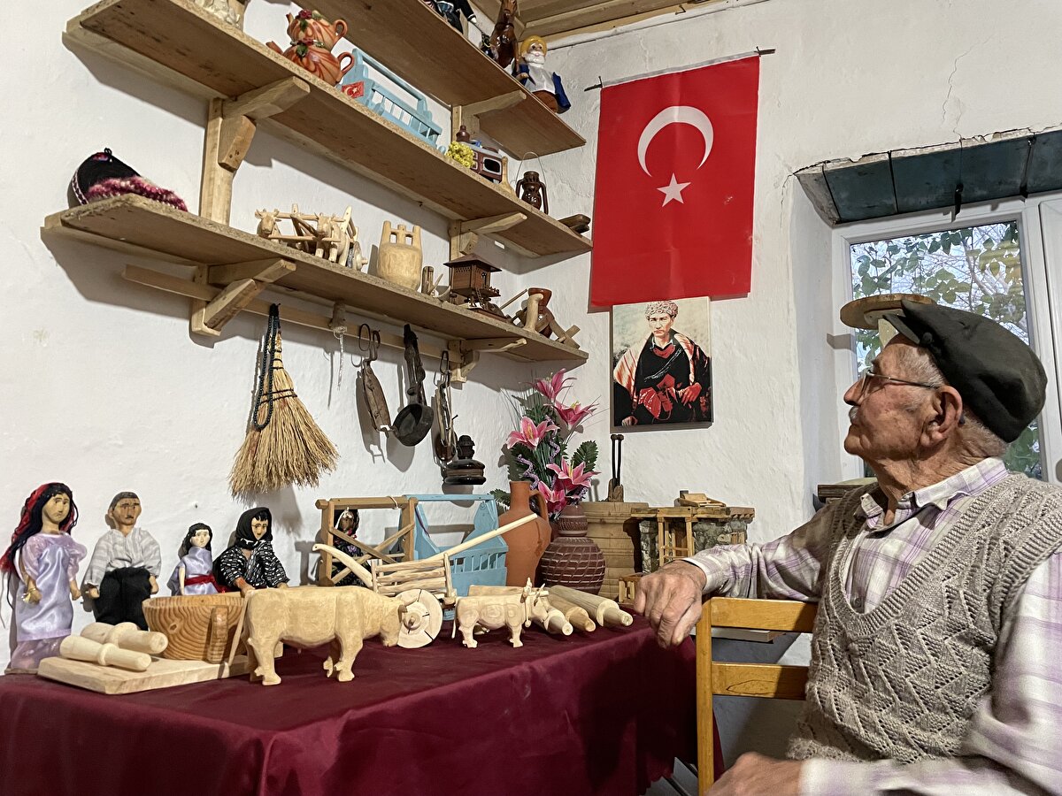 Şehir merkezine yaklaşık 40 kilometre uzaklıktaki Aziziye köyünde ikamet eden, gençliğinde çobanlık ve çiftçiliğin yanı sıra marangozlukla uğraşan 90 yaşındaki Zülem, ilerlemiş yaşına rağmen üretmekten vazgeçmiyor.