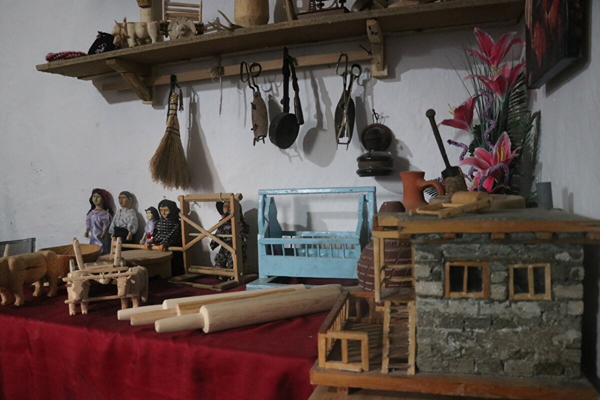 Zülem, vaktinin çoğunu ahşapla geçirdiğini, evinin bir odasında sergilediği minyatür eserlerin çevresindekiler tarafından da ilgi gördüğünü dile getirdi.