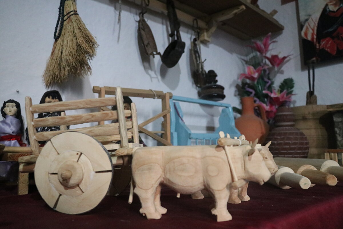 "Ahşap, meyil verdikçe insanı dinlendiriyor"<br><br>Ahşaba el sürmeyince rahat edemediğini anlatan Zülem, "Ahşap oymacılığını zevkle, içimden gelerek yapıyorum. Dışarıda bulduğum bir ağaç parçası işe yarayacaksa sobaya atmam. Onu muhakkak değerlendirir, işlerim. Mesela yaptıklarımı sobaya atarsam odun parçası, yanıp gidecek ama işlenince sanat eserine dönüşüyor." dedi.