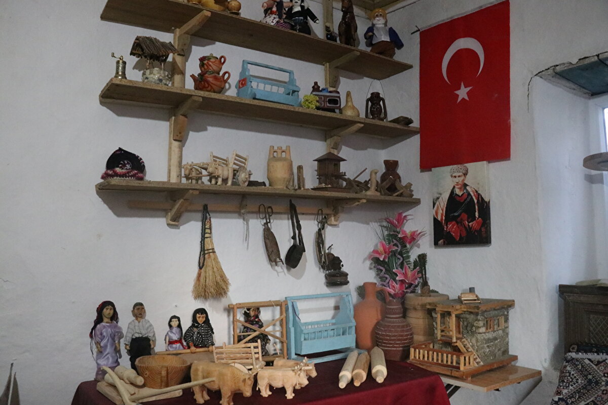 Zülem, yaptığı objeler arasında en fazla kağnı ve öküzlerin dikkati çektiğini, bu ürünleri birçok kişinin hediye olarak aldığını, hatta Almanya'ya dahi gönderildiğini kaydetti.<br><br>Ahşabın meyil verdikçe insanı dinlendirdiğini belirten Ahmet dede, şunları ifade etti:<br><br>"Ahşap oyarken kafandaki bütün düşünceler gidiyor. İnsanın elinde bir uğraşı olması lazım. İnsan bir şey yapmadan oturursa hastalanır. Böyle şeylerle uğraşırsan dinç kalırsın. Bunları yaptıkça kendimi daha iyi hissediyorum. İnsanı yaptığı sanatı, zanaatı değerlendirir. Bir eser ortaya çıkarmak bana heyecan, keyif veriyor. Yaptıklarım, görenlerin de hoşuna gidiyor. Duyan gelip eserlerime bakıyor. Yaptıktan sonra ürettiklerimin karşısına geçip seyrederek hem huzur buluyorum hem de eski günleri yad ediyorum."