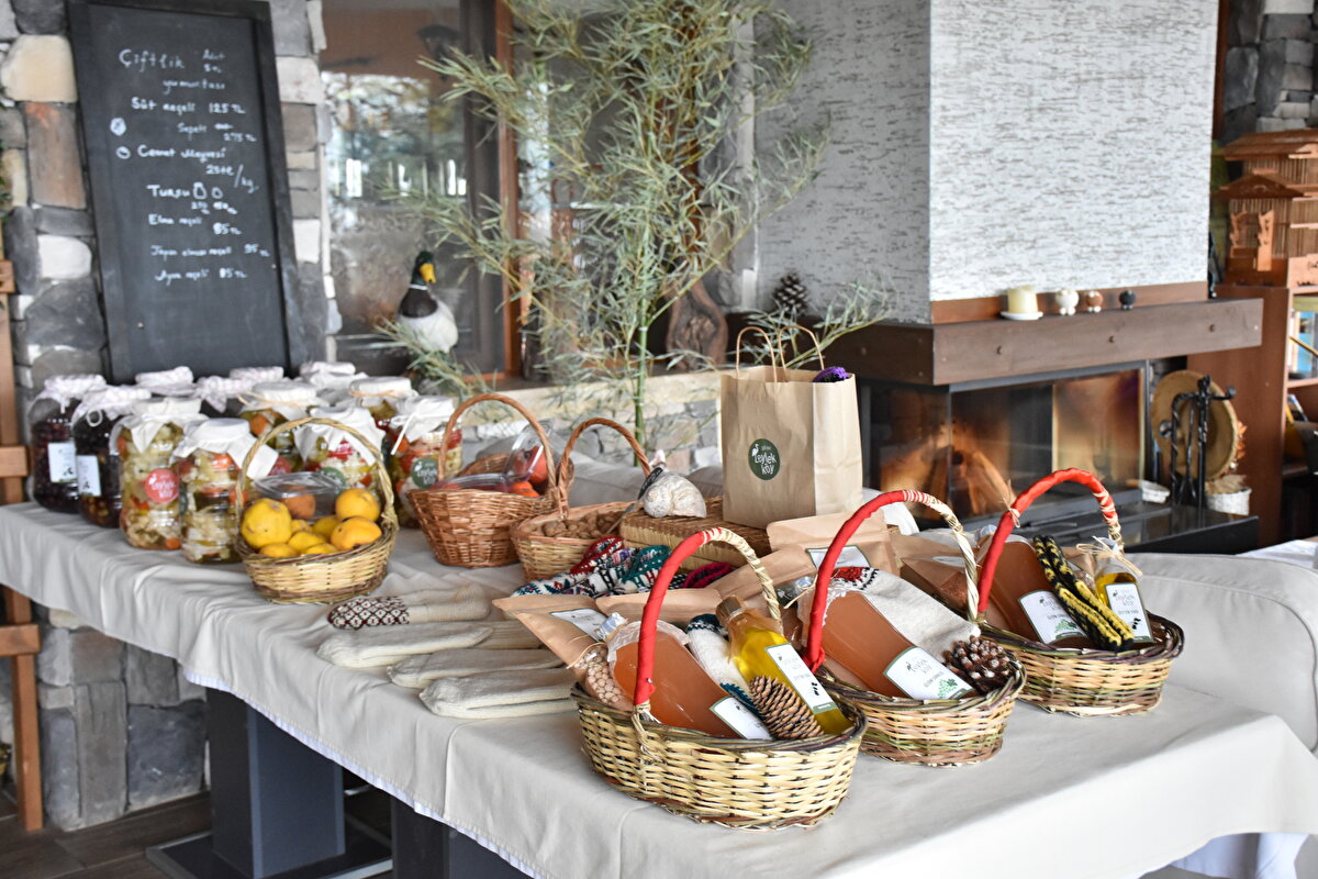 Kayhan, tıp doktoru olan anne ve babasının yaklaşık 30 yıl önce Uluabat Gölü kıyısında Karacabey ilçesine bağlı Avrupa Leylek Köyü Ağı üyesi Eskikaraağaç Mahallesi'nde aldığı ve zamanla çiftliğe dönüştürdüğü araziyi turizme kazandırmaya karar verdi.<br><br>