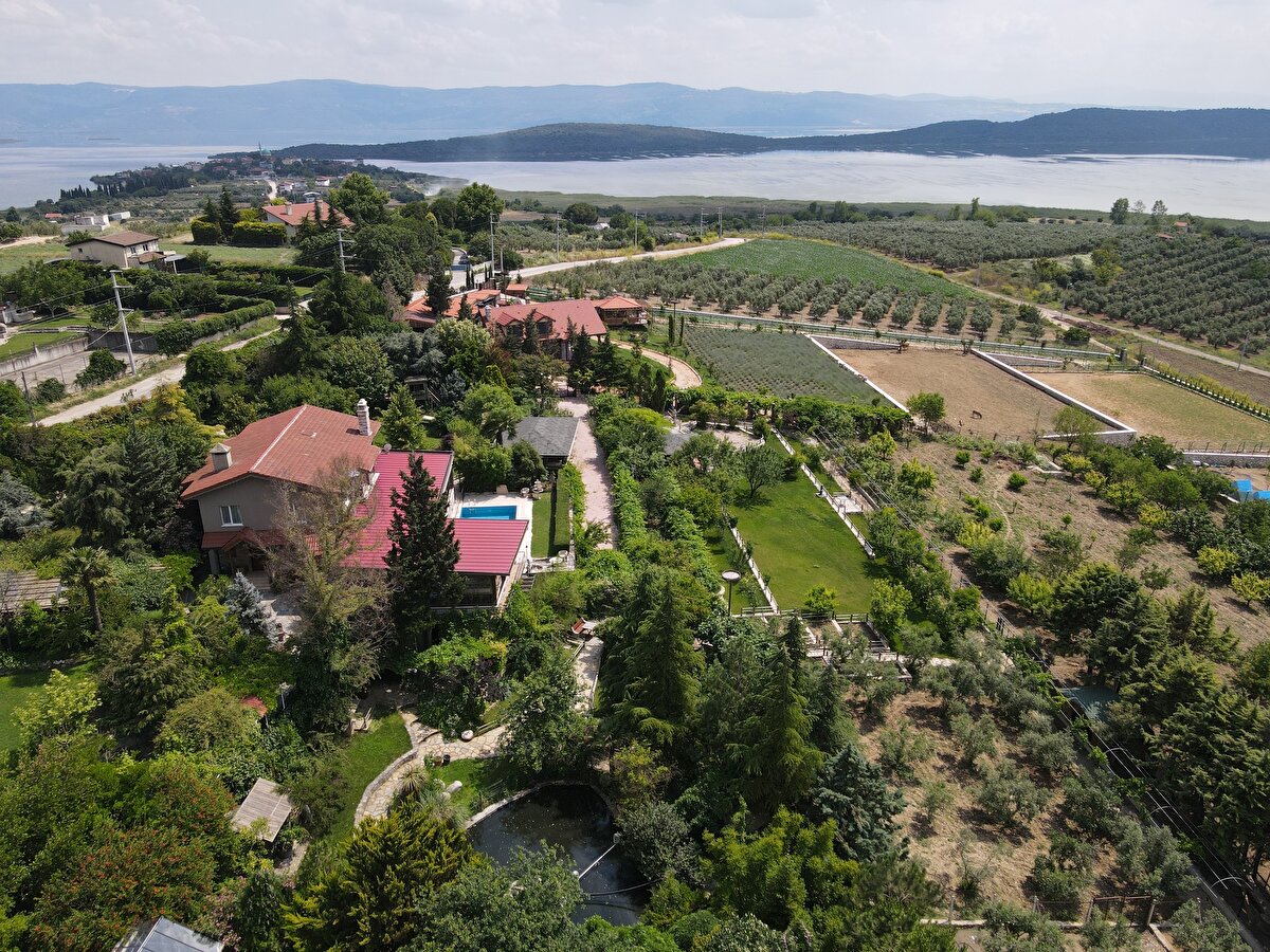 İşletmede 6 kişi çalışıyor<br><br>Kayhan, işletmede şu anda 6 kişinin çalıştığını, otel açılınca aynı sayıda kişiyi daha istihdam etmeyi planladığını belirtti.<br><br>Sıradan bir işletme olmayı hayal etmediklerini anlatan Kayhan, "Burası bir yaşam tarzını hatırlatan, anımsatan ve hatta özendiren bir doğal yaşam çiftliği olsun istiyoruz. Yalnızca alıp verdiğimiz şey tüketilen bir şey değil de o an orada gelen misafirlerimizle türettiğimiz yani hem tüketip o an ürettiğimiz bir şey olsun istiyoruz. Bu da etkinliklerle olur. Şu ana kadar birçok etkinlik düzenledik ayrıca çiftliğimizdeki çalışmaları 'sıfır atık' hedefiyle gerçekleştiriyoruz." diye konuştu.