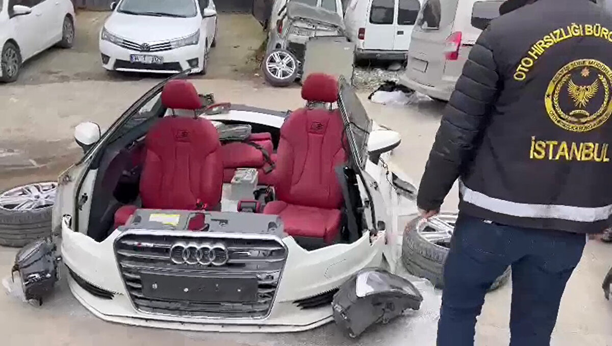 OTOMOBİLİ TAMAMEN PARÇALAMIŞLAR<br><br>Oto Hırsızlık Büro Amirliği ekipleri çalıntı otomobili bulabilmek için bir tamirhaneye baskın yaptıklarında aracın tamamen parçalanarak yedek parça haline getirildiğini belirledi. 