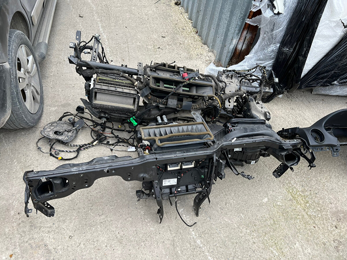 Şüphelinin ifadesi doğrultusunda çalıntı otomobilin satışına aracılık yapan Ayhan G. ile otomobili parçalara ayırarak yedek parça haline getiren Gökhan Y. ve yanında çalışan bir kişi gözaltına alındı.