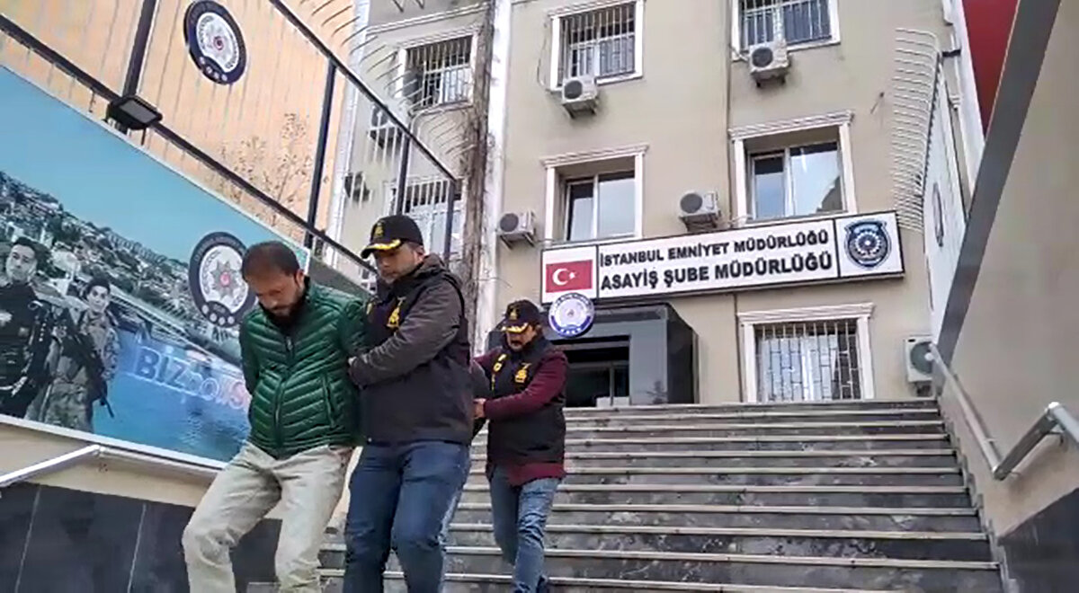 3 KİŞİ TUTUKLANDI<br><br>Oto Hırsızlık Büro Amirliğinde işlemleri tamamlanan şüpheliler adliyeye sevk edildi. Daha önceden 15 suç kaydı bulunan Otomobili çalan eski sahibi Muhammet R.Y., 7 suç kaydı bulunan satılmasına aracılık yapan Ayhan G. ve Otomobili parçalara ayıran 6 suç kaydı bulunan Gökhan Y. tutuklanarak cezaevine gönderildi.