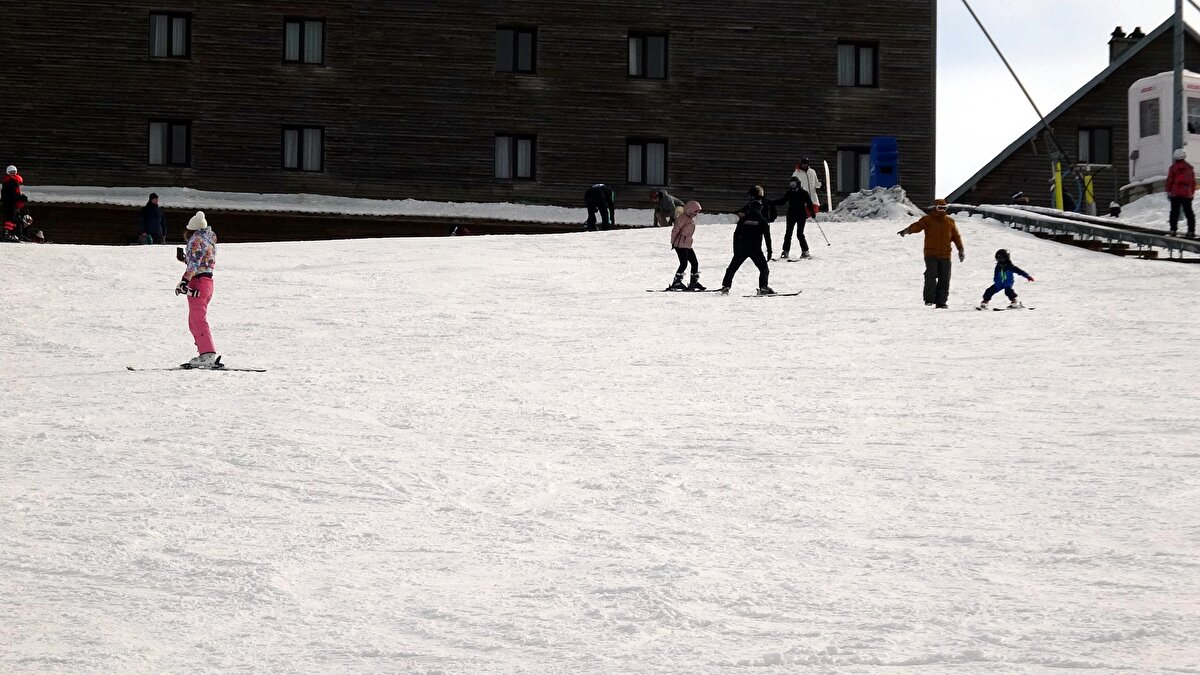 Sezon başında pist birleştirme kararı alınan Kartalkaya'daki 5 otelden 1'ine gelen misafirler, kayağa açık tüm pistleri kullanabiliyor.