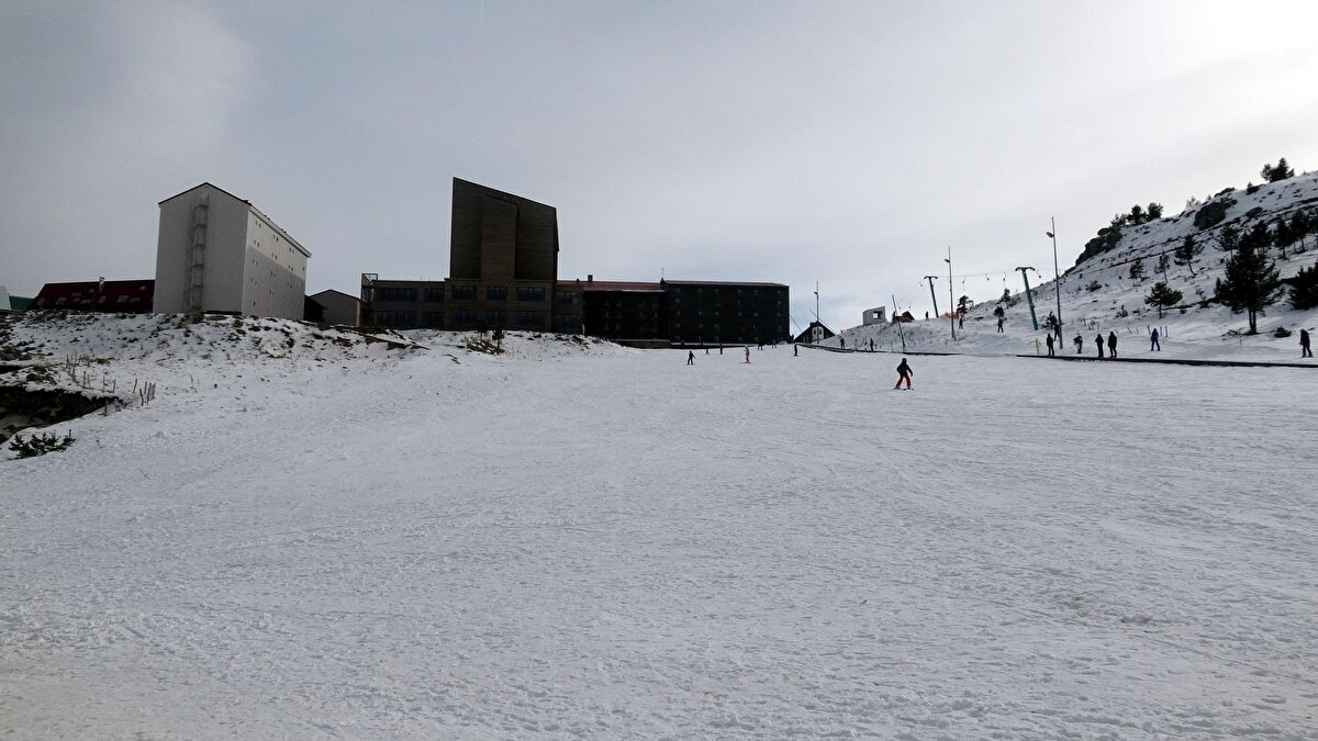 Güneşin vurduğu noktalarda karlar, tamamen erirken, 25 pistten sadece 8'inde kayak yapılabiliyor. Kar kalınlığının istenilen seviyeye ulaşmaması nedeniyle bölgedeki otellerin doluluk oranı, yüzde 20'de kaldı.