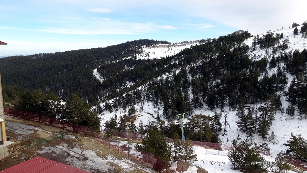Köroğlu Dağları'nın zirvesindeki Kartalkaya Kayak Merkezi'nde, bu sezon kar istenilen seviyeye ulaşılamadı. Hava sıcaklığı nedeniyle kısa süreli karın yağdığı, 2 bin 200 rakımlı Kartalkaya'da pistlere yapay kar takviyesi yapıldı.