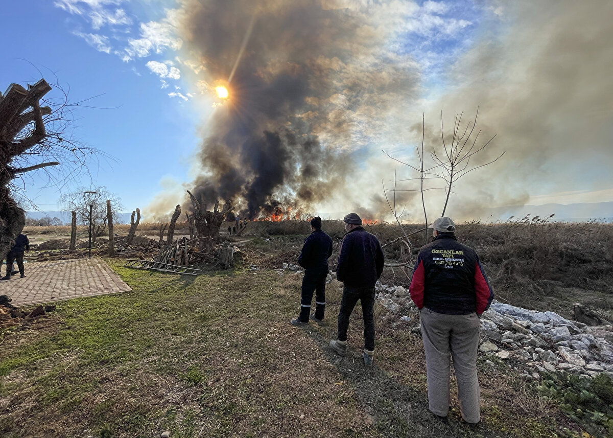 Bursa'nın İznik ilçesinde sazlık alanda yangın çıktı.<br><br>