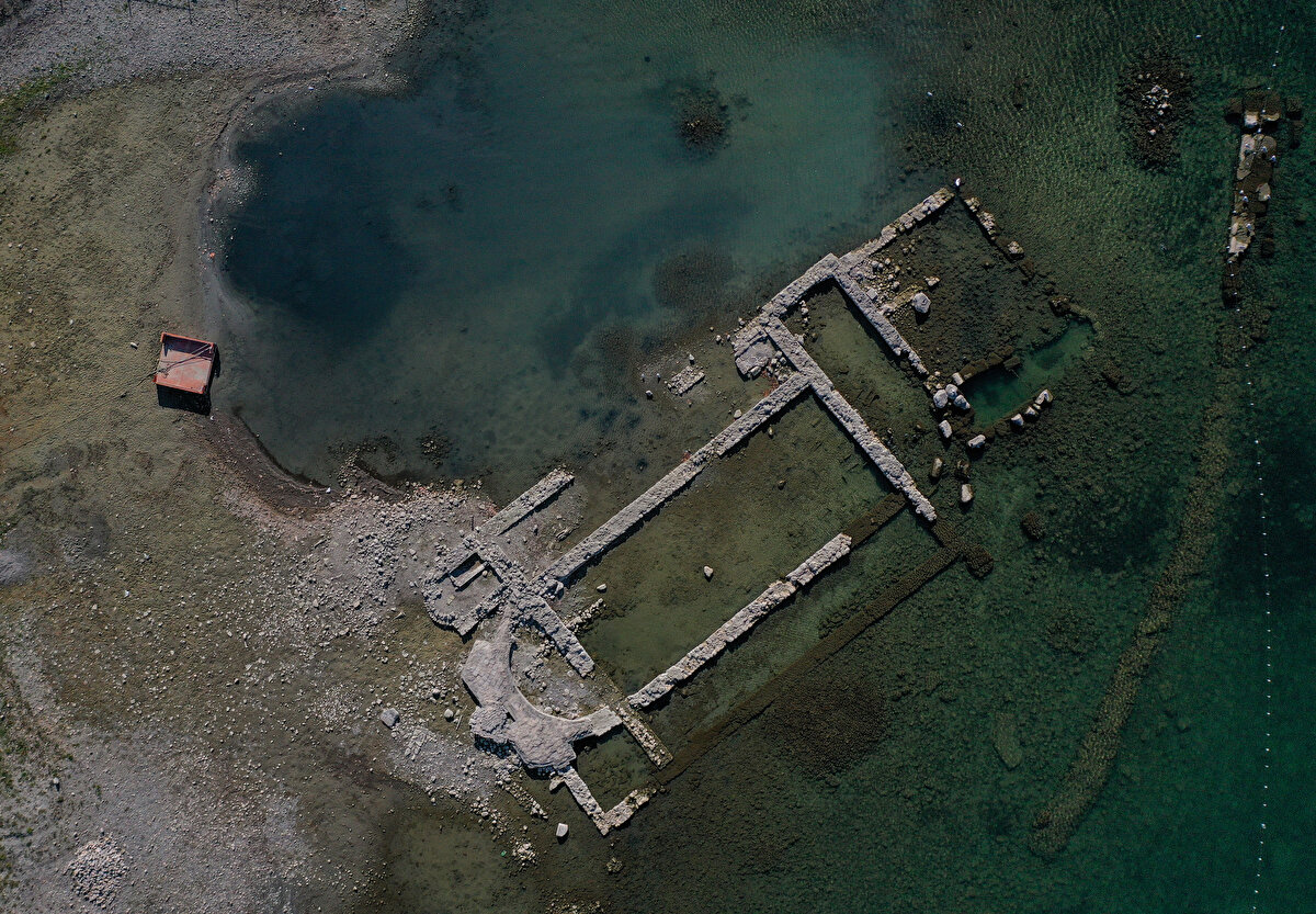 Bursa'nın İznik ilçesinde, Türkiye'nin en büyük tatlı su kaynaklarından İznik Gölü'nün bazı bölümlerinde 100 metreye varan çekilme yaşandı.