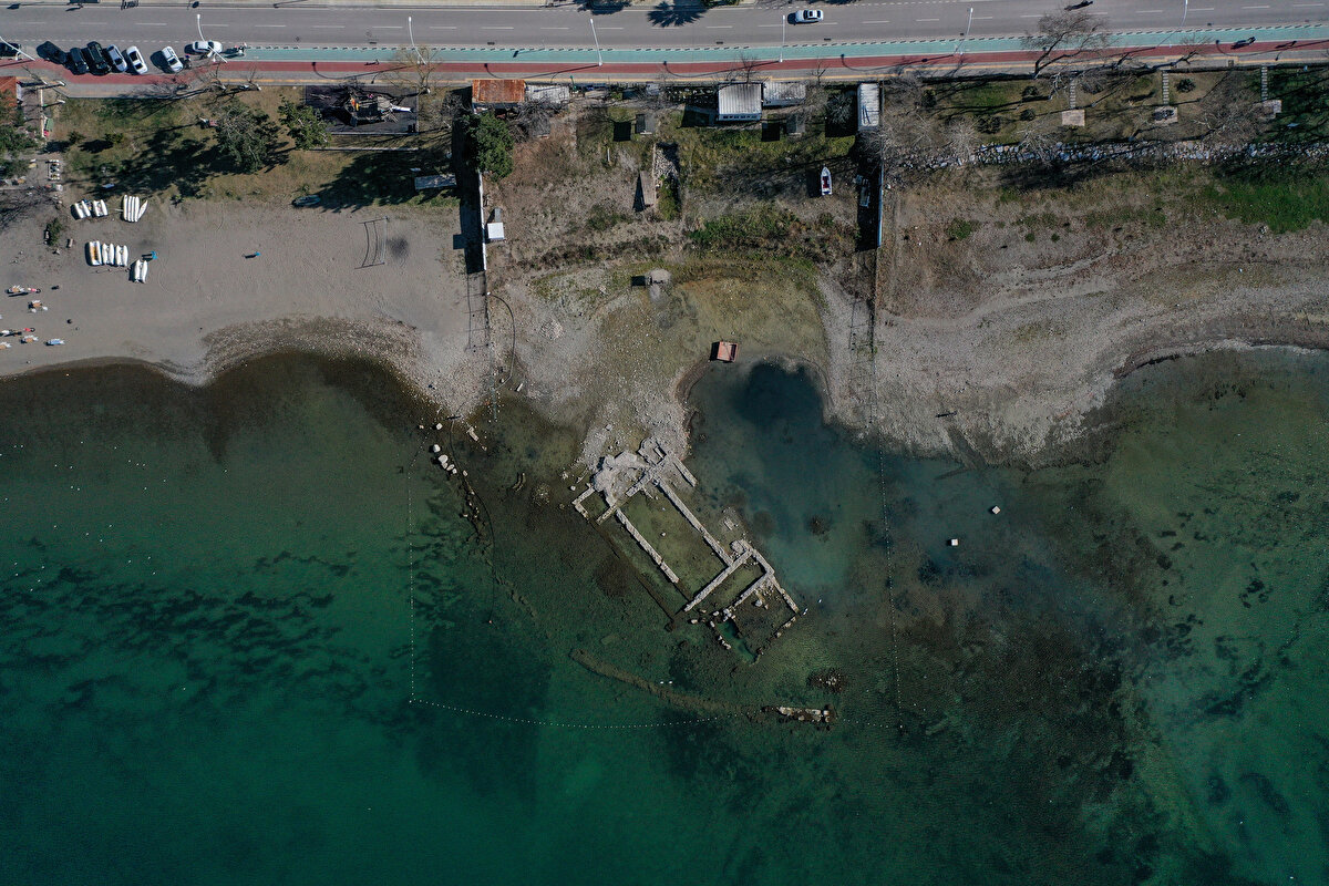 Çekilme, ilçe merkezinde kıyıdan 20 metre açıkta, 1,5-2 metre derinlikte bulunan, 1500 yıl önce Aziz Neophytos adına inşa edildiği belirlenen ve su altı arkeoloji müzesine dönüştürülmesi için çalışma yürütülen bazilika bölgesinde de etkili oldu.