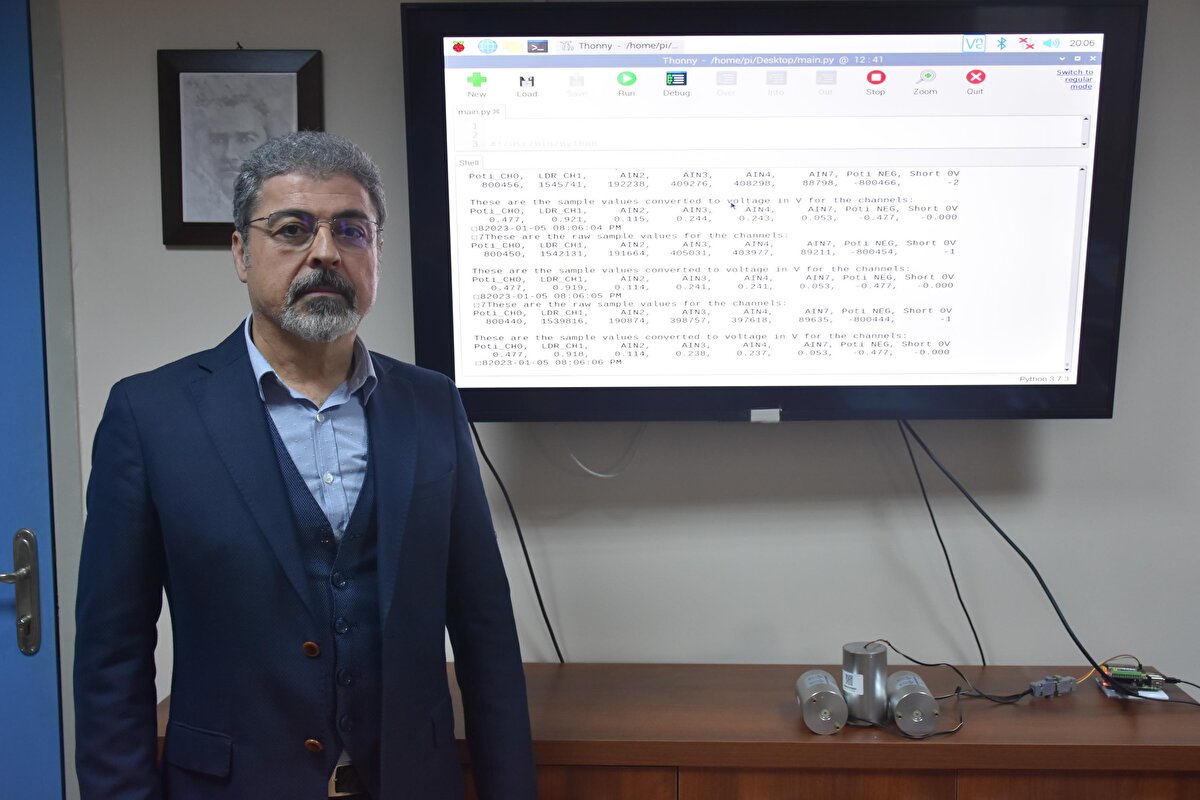 Proje ile hasar yaratabilecek düzeyde bir depremin kaynağını en yakın konumlarda ve gerçek zamanda tespit edip, bir uyarı sinyalinin gönderilmesi amaçlandı. DEUSİS projesinin hayata geçirilebilmesi için test çalışmalarına başlandı. DEUSİS sayesinde olası büyük bir deprem anında gelecek sinyal otomatik olarak ilgili kurumlara iletilerek, depremin yıkıcı etkisi minimum seviyeye indirilecek. Yüksek gerilim hatlarındaki akım kesilecek; fabrika, nükleer santral, rafineri, metro, tramvay ve tren gibi toplu taşıma araçlarının faaliyetleri durdurulmasına olanak sağlanacak.