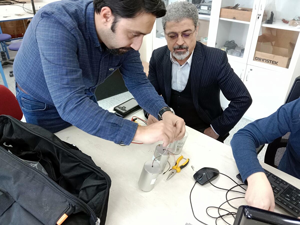 'MİLİ-SANİYE' MERTEBESİNDE ÇALIŞIYOR'<br>Prof. Dr. Sözbilir, DEUSİS'in çalışma prensibine ilişkin de şöyle konuştu:<br>"DEUSİS'in unsurları, 3 yönde titreşim ölçen sensörler ile bu sensörlerden gelen sinyali dijital ortama dönüştüren sinyal çevirici sayesinde bilgisayarda oluşturuluyor. Böylece tarafımızdan geliştirilen bir yazılımla; erken uyarı sinyali gerçek zamanlı oluşturulmuş oluyor. Buraya verilen çeşitli komutlar ile sinyalin güvenilirliği test ediliyor. Bu işlem geliştirdiğimiz yazılım ve üniversitemizce sağlanan yüksek işlem gücüne sahip bilgisayarlar sayesinde 'mili-saniye' mertebesinde yapılıyor. Sisteme daha önceden tanımlamış olduğumuz eşik değer, örneğin 5.5 ve üzeri, güvenlik sınırları içinde kalmışsa; erken uyarı sinyali tarafımıza ulaşmış oluyor.