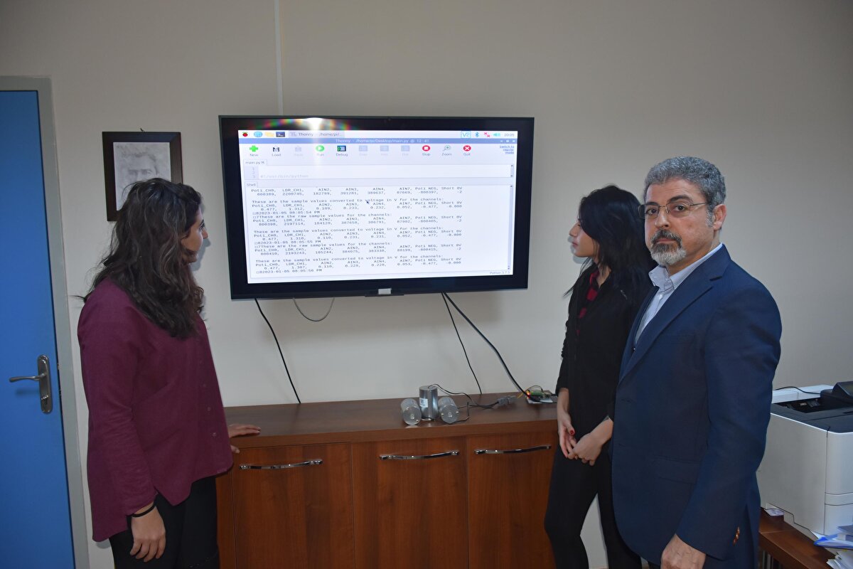 Yıkımlara, ölüm ve yaralanmalara neden olan depremlerin kısa sürede tespit edilmesi için çalışan bilim insanları, son 20 yıl içerisinde sürekli gelişen elektronik, haberleşme ve bilgisayar teknolojilerinden de yararlanıyor. Bu kapsamda DAUM, 2 yıl önce DEUSİS projesini başlattı. Dokuz Eylül Üniversitesi'nin öz kaynaklarının kullanıldığı projede, aralarında Kandilli Rasathanesi ve Deprem Araştırma Enstitüsü ile yurt dışından danışmanların da olduğu 13 kişilik bir ekip yer aldı.