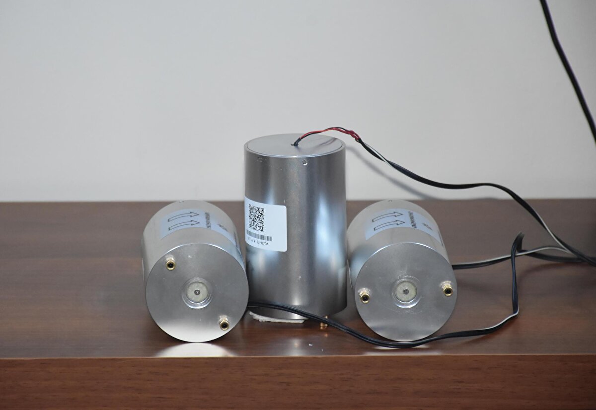 '5 İLE 30 SANİYE İÇİNDE BİLGİ ANLIK GELECEK'<br>DAUM Müdürü ve Jeoloji Mühendisliği Bölümü Öğretim Üyesi Prof. Dr. Hasan Sözbilir, 12 farklı lokasyona kurulması planlanan DEUSİS'le ilgili, "Bir alet geliştiriyoruz. Bu cihazla ilgili bir yazılım ve jeofonlarla bağlantılı olarak online sistem sayesinde deprem olduğu andan itibaren cihaz ilk sinyali alıp, ikinci yıkıcı sismik dalga gelmeden önce metro, doğal gaz, büyük ölçekli fabrika gibi kurumların elektriğini keserek, can kaybının en aza indirgenmesine katkı sağlayacak. 5.5 ve üstü depremleri aştığı anda sistem bunu değerlendirip, sismik kaynaktan uzaklığa bağlı olarak 5 ila 30 saniye içinde bilgi anlık gelecek. Bilgi sayesinde elektriğin kesilmesi ve metronun faaliyetinin durdurulması gibi gereken çalışma yapılacak" dedi.