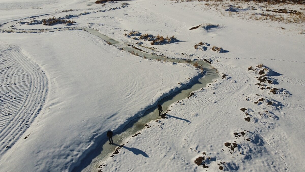 Tepedam Mahallesi'nde kilometrelerce uzanan menderesler ise karlar arasındaki buz tutmuş haliyle güzel manzara oluşturdu. 