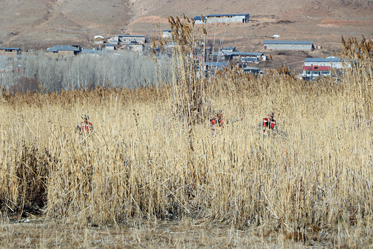 İl Jandarma Komutanlığı Çevre Doğa ve Hayvanları Koruma Timi, Jandarma Asayiş Timleri, Gevaş İlçe Jandarma Komutanlığı’na bağlı Yoldöndü Jandarma Karakol Komutanlığı ile Van Doğa Koruma ve Milli Parklar Müdürlüğü ekipleri, ötücü kuğuların konakladıkları Gevaş ilçesine bağlı Göründü Mahallesi'ndeki sazlık alanda avcılara karşı sıkı denetimlerde bulunuyor.<br><br>