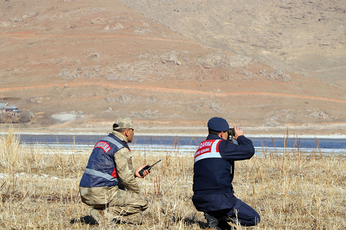Gevaş'ın Göründü Mahalle Muhtarı Yavuz Yiğit, ötücü kuğuları avcılara karşı koruyan Van İl Jandarma Komutanlığı ve Doğa Koruma Milli parklar Müdürlüğü ekiplerine teşekkür etti.<br><br>
