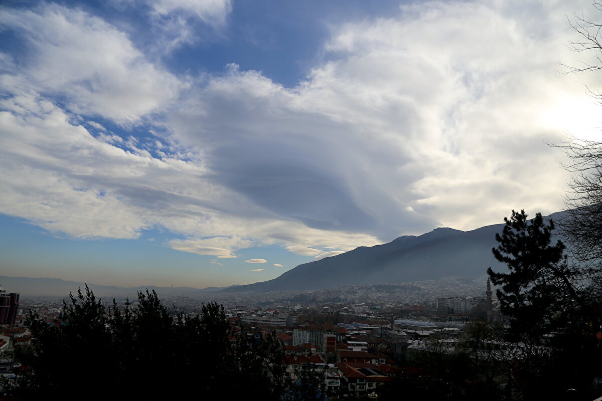 Doğa olayı hortumu andıran büyük bulutun çevresinde küçük boyutlarda mercek bulutları da gözlemlendi.