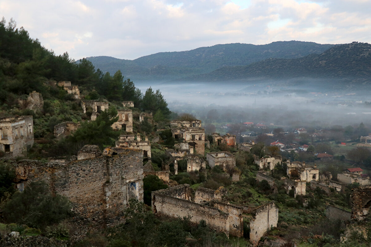 100 yıl önce terk edilen "hayalet köy"deki tarihi yapılar, ziyaretçilerini adeta geçmişe yolculuğa çıkarıyor.<br>