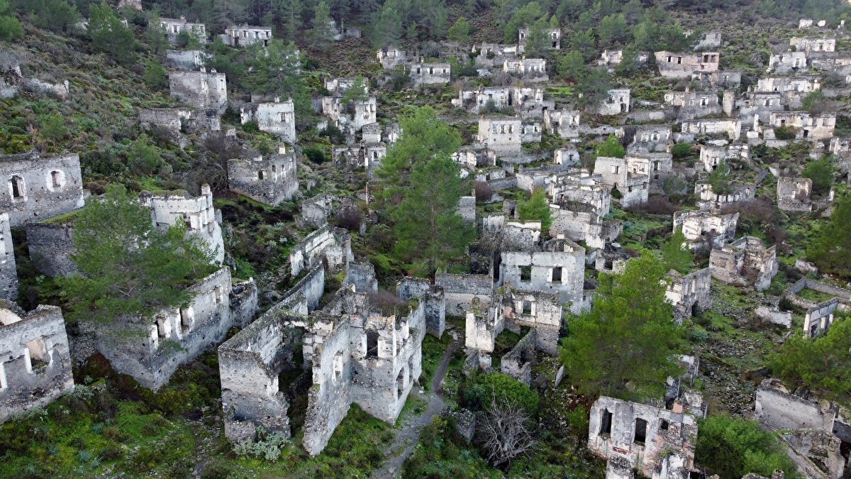 Ziyaretçilerin yoğun ilgisiyle bölge halkının ekonomisinin canlanmasını da sağlayan Kayaköy, yaz aylarının yanı sıra kışın bölgede etkili olan sisle farklı güzelliğe bürünüyor.<br>