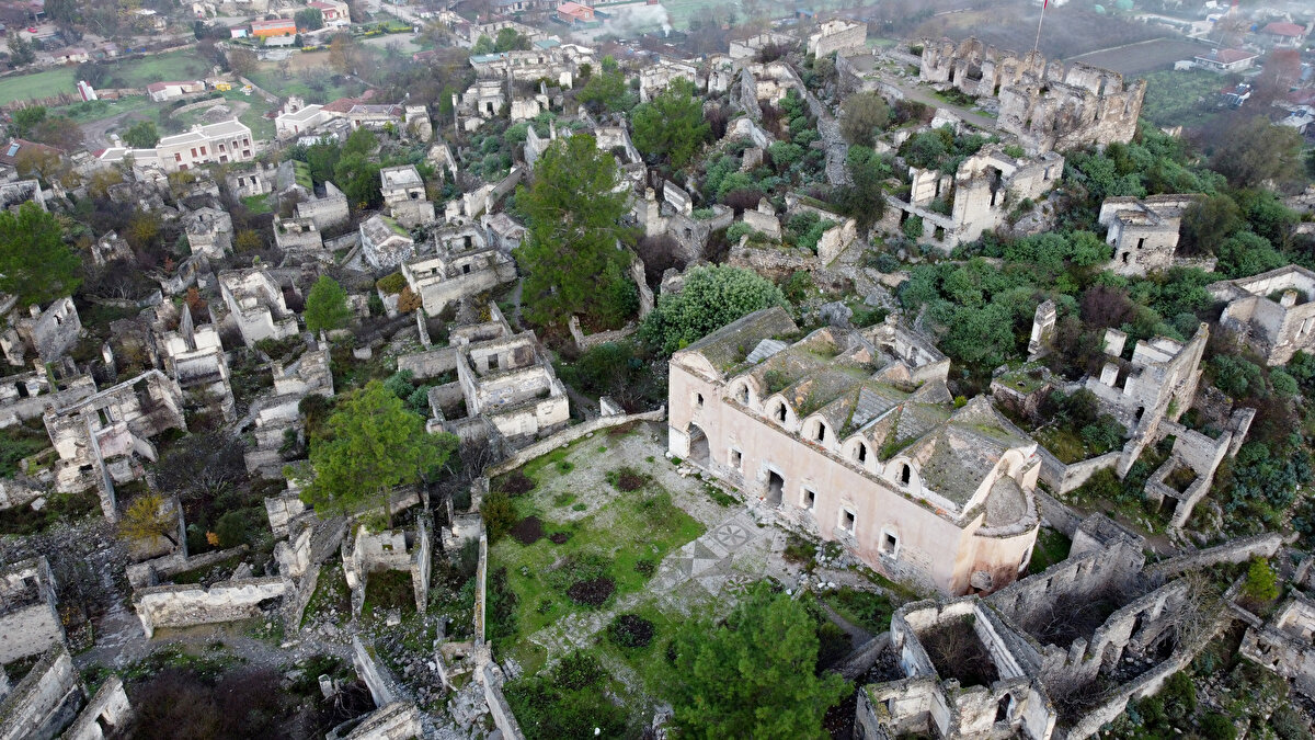 Kültür ve Turizm Bakanlığı bünyesinde Kayaköy Ören Yeri olarak turizme kazandırılan köy, yerli ve yabancı ziyaretçilerin ilgisini çekiyor.<br>
