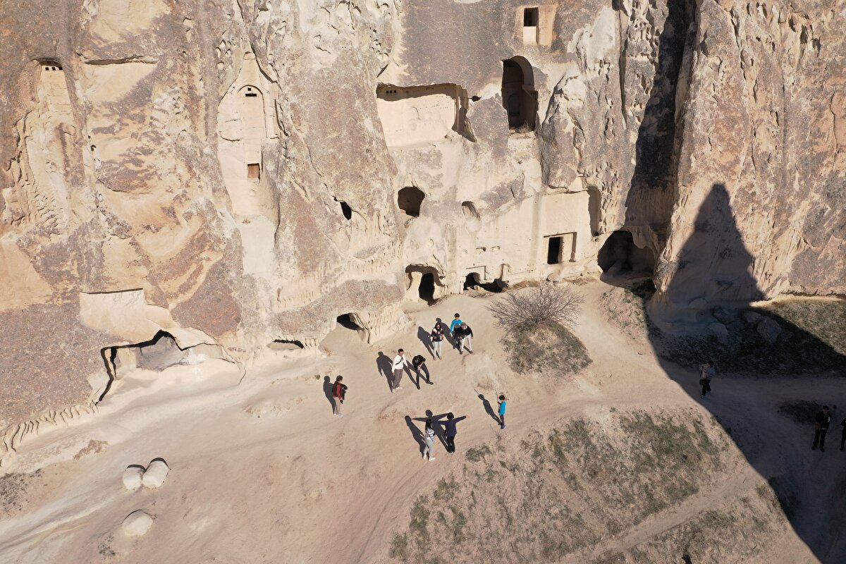 Bölgeyi ziyaret eden yabancı konuklar, soğuk ve yağıştan uzak turizm merkezlerinde iklim değişikliğinin ortaya çıkardığı manzarayı seyrediyor.<br><br>