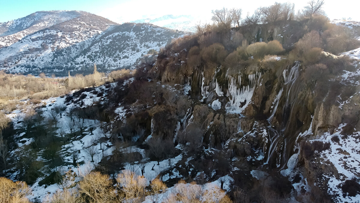 Munzur Dağı eteklerindeki Kalecik köyünde 9 kaynak suyunun birleşmesiyle oluşan Girlevik Şelalesi, her mevsim ziyaretçi ağırlıyor.