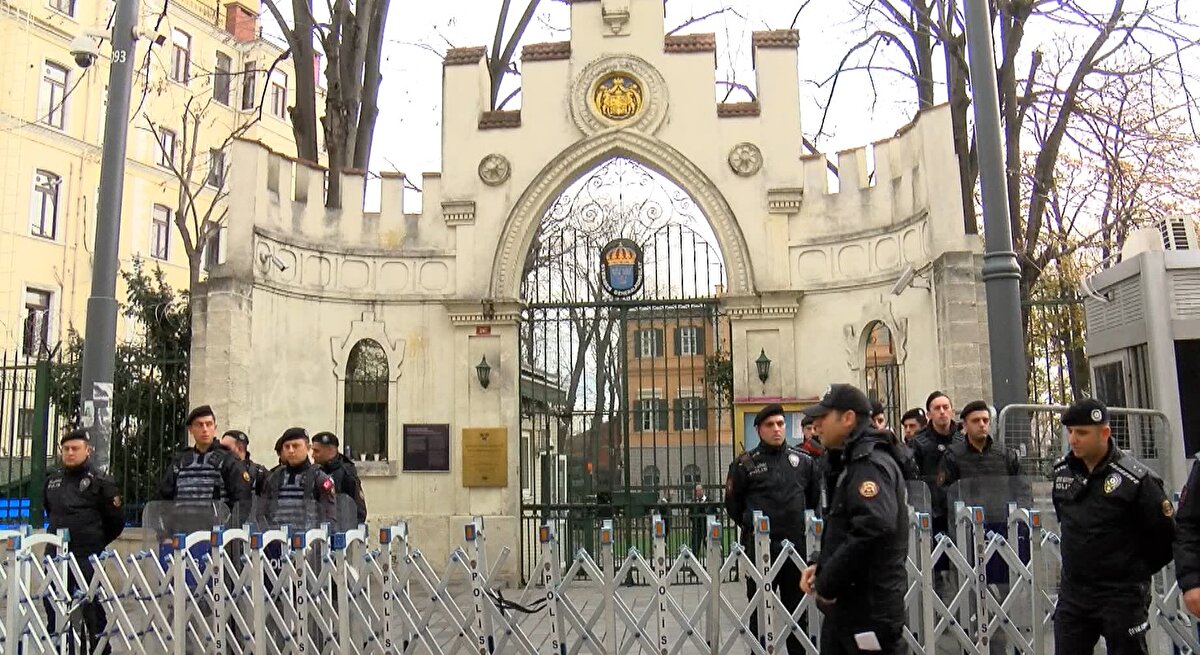 Saat 15.00'ten sonra konsolosluk binasının camına  çalışanlar tarafından kağıt asıldı.