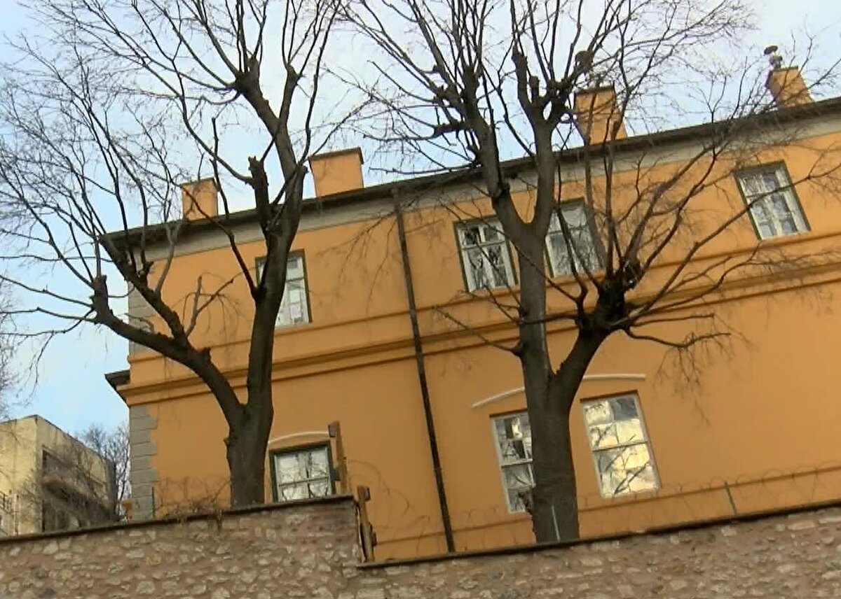 İsveç'te, aşırı sağcı politikacı Rasmus Paludan, dün Türkiye'nin Stockholm Büyükelçiliği önünde Kur'an-ı Kerim yaktı.