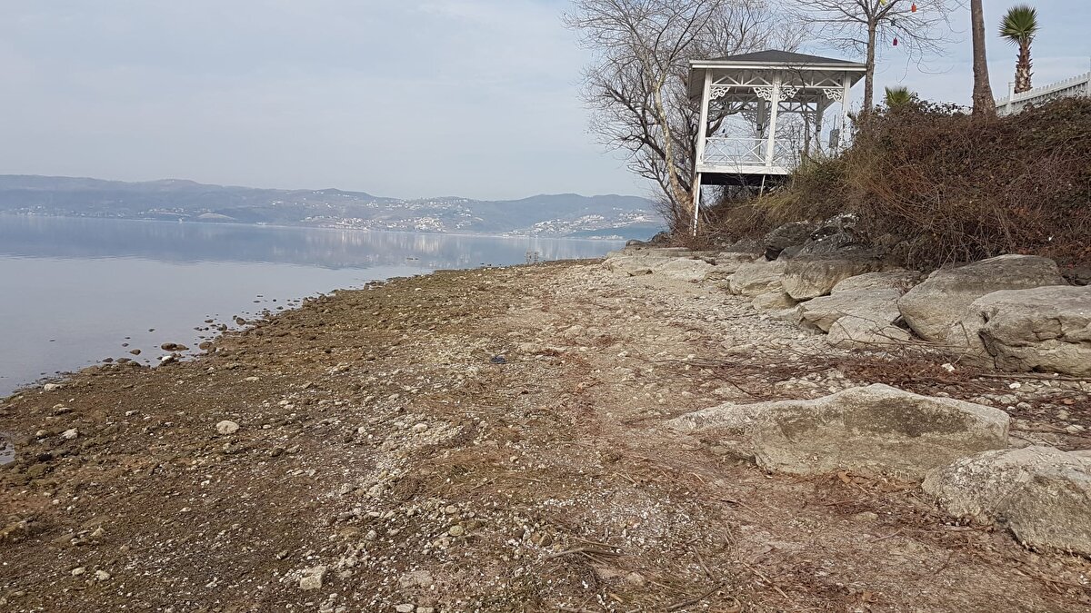Sapanca Gölü kıyısına sık sık geldiğini belirten Vücut Geliştirme Türkiye Şampiyonu milli sporcu Hakan Aydınlı, "Su seviyesi, geçen sene bulunduğumuz alandan 30 metre gerideydi. Şu anda aşırı şekilde çekilmiş. Bu durumu gördüğümüzde çok üzülüyoruz. Dilerim, gerekli önlemler alınır. Yağış olur ve bizde mutlu oluruz" dedi.