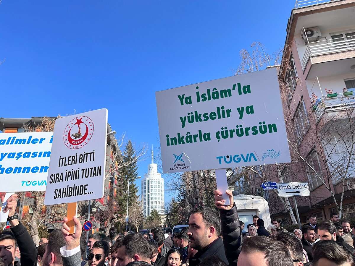 AK Parti Ankara Gençlik Kolları, Türkiye Gençlik Vakfı (TÜGVA) ve sivil toplum kuruluşları üyesi yaklaşık 300 kişi, İsveç Büyükelçiliği önünde bir araya geldi. Gruptakiler, ellerinde 'NATO size hayat değil, ancak hayaldir', 'İkiyüzlü batının iğrenç yüzüsün İsveç' yazılı dövizler ve pankartlar taşıdı.<br>TÜGVA Ankara Temsilcisi Metehan Hacımustafaoğlu, grup adına basın açıklaması yaptı.