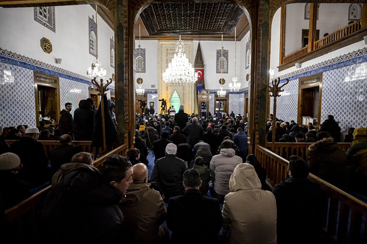 İslam'ın insanlığa ve yeryüzüne gönderilen en büyük nimet olduğunu belirten Erbaş, bu nimetten tüm insanların yararlanmasını arzu ettiğini bildirdi.<br><br>Erbaş, "Bütün insanlar olarak, birbirimizin inancına, kitabına, ırkına, mezhebine saygı göstererek yaşamak durumundayız." dedi.