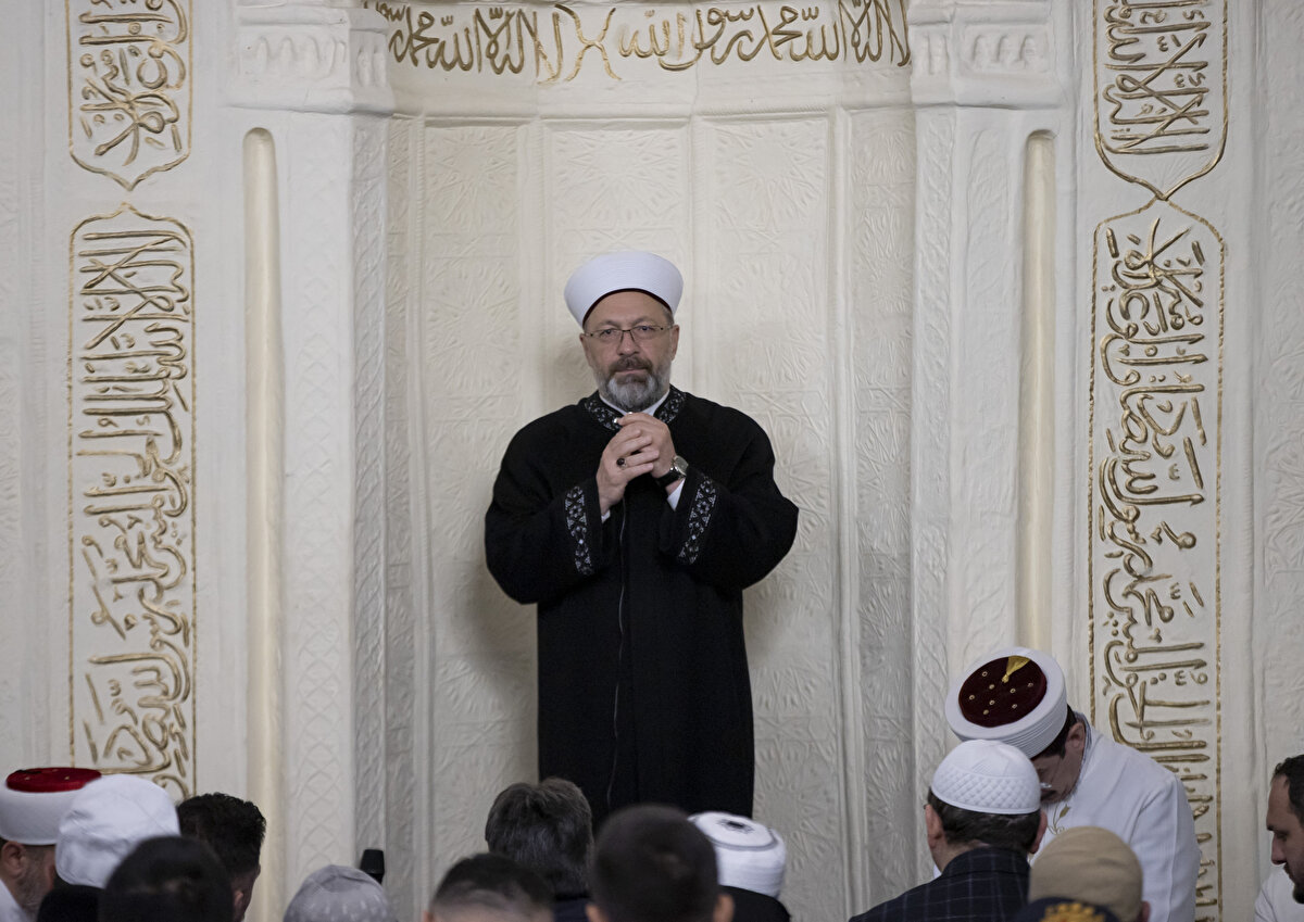 Kur'an-ı Kerim'in en güzel şekilde öğrenilmesi gerektiğini belirten Erbaş, "Kur'an-ı Kerim'i bilmeyen, tanımayan insanlar, ona düşmanlık etmekten çekinmiyor. Keşke tanısalar, Kur'an-ı Kerim'i açıp okusalar. Biz bunun için mücadele etmeliyiz, Kur'an-ı daha fazla insana anlatmaya gayret etmeliyiz." ifadelerini kullandı.<br>