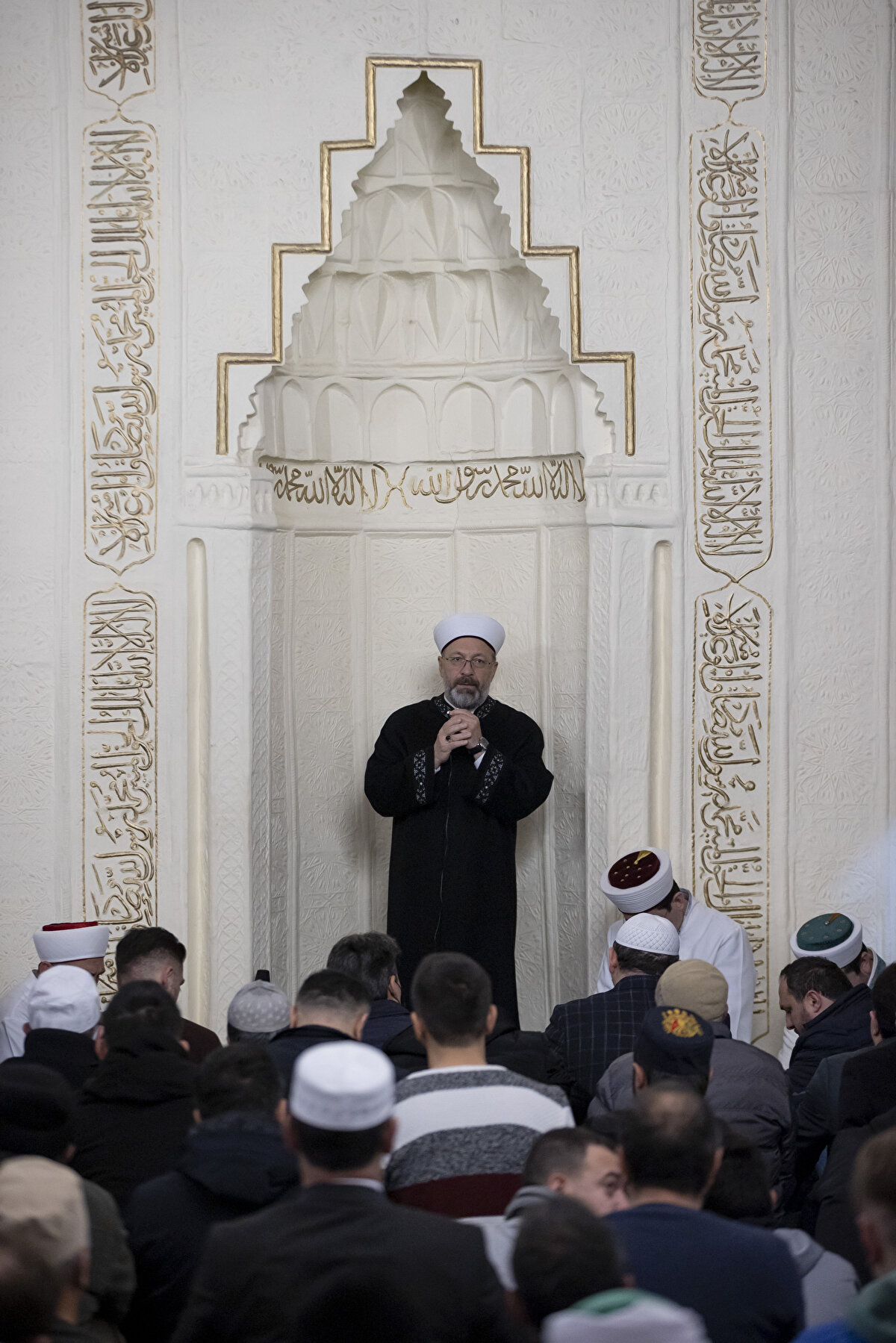 İslam'ın rahmet, merhamet ve barış dini olduğunu vurgulayan Erbaş, şunları kaydetti:<br><br>"Buradan bütün dünyaya seslenmek istiyorum. Kur'an-ı Kerim sadece Müslümanlara gönderilen bir kitap değil bütün insanlara gönderilen bir kitaptır. Kur'an-ı Kerim'i tanıyın, anlayın, Kur'an-ı Kerim'e düşman değil dost olun. Çünkü Kur'an-ı Kerim, hepimiz için kurtarıcı bir kitaptır."