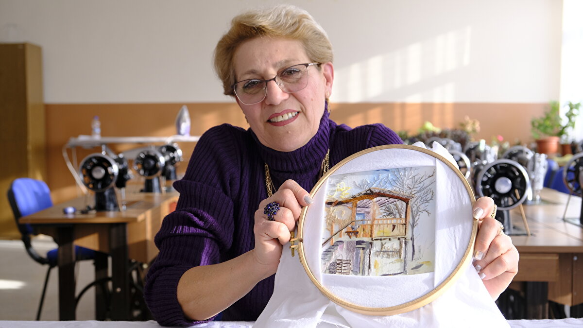 "Üniversitenin en yaşlı kadın öğrencisiyim"<br><br>Derslerini ihmal etmeyen birinci sınıf öğrencisi Güler, AA muhabirine, içinde ukde kalan bir hayalini gerçekleştirmenin mutluluğunu yaşadığını söyledi.