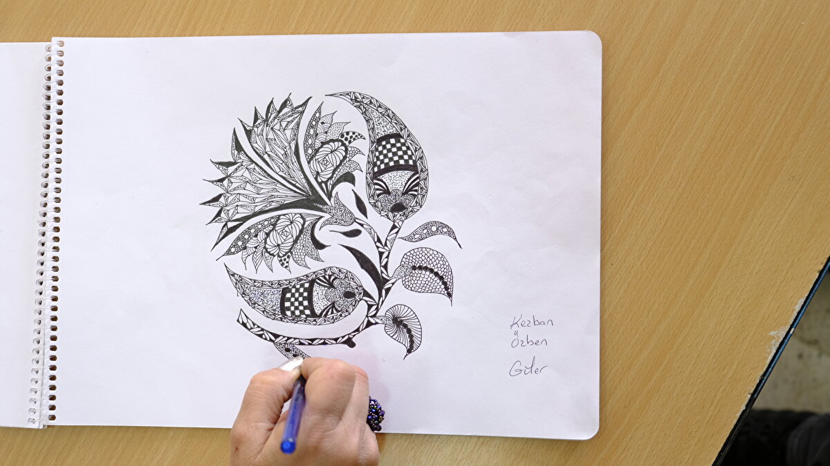 Güler, el sanatlarının hobisi olduğunu, bu alanda kendini geliştirmek istediğini dile getirerek şunları kaydetti:<br><br>"Takı yapıyorum, örgü örüyorum ve bunları satarak para kazanıyorum. Öyle olunca da bu bölümü tercih ettim. Bu bölüm sayesinde yeteneklerimi geliştirmek istiyorum. 2 yıllık bölümü dört yıllığa tamamlayıp ardından yüksek lisans yapmak istiyorum. Üniversitenin en yaşlı kadın öğrencisiyim. Kendimle barışık bir insanım ve bu da bana büyük gurur veriyor. Gençlerle beraber okula geldiğimde ruhumun giderek gençleştiğini hissediyorum. Öğrencilerle aynı sıralarda oturmak ve aynı havayı solumak çok güzel bir duygu. Hayat ölünceye kadar mücadele ile geçiyor. Hiçbir şekilde bu mücadeleden vazgeçmemeliyiz. Gençler eğitim hayatlarını asla askıya almasınlar."