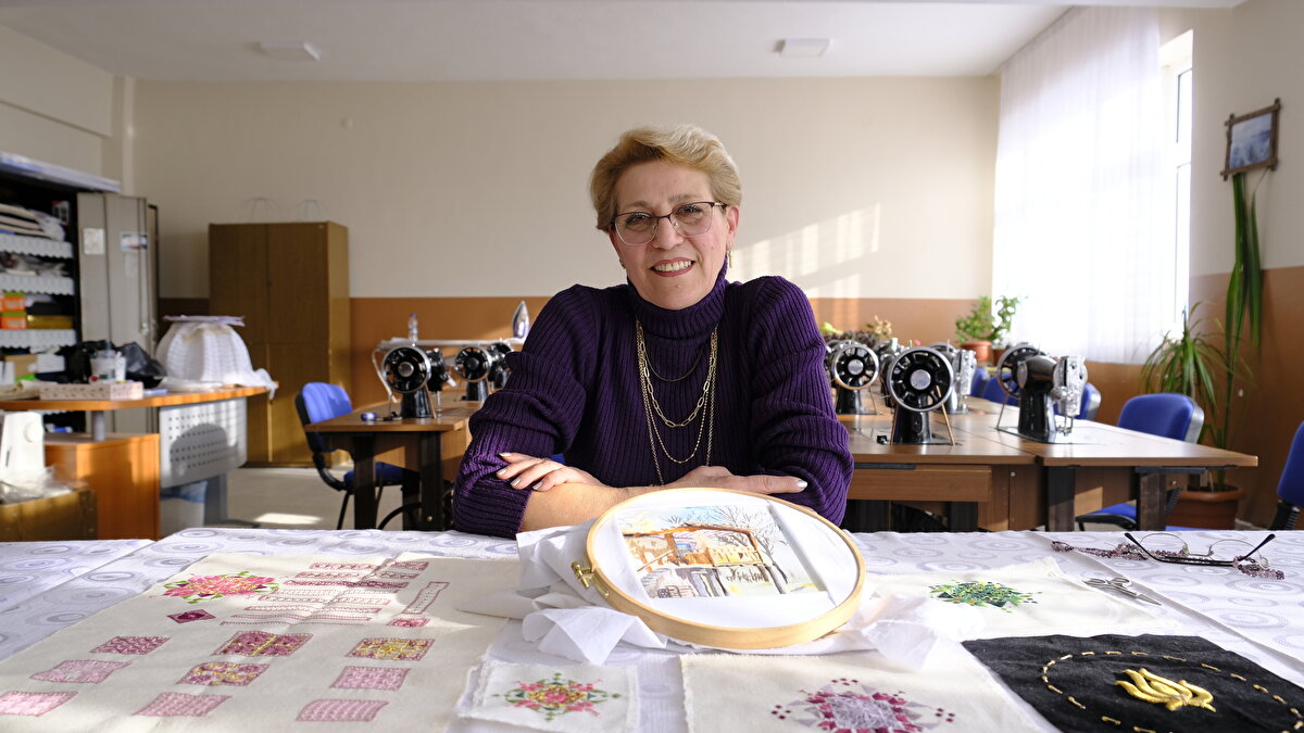 Üniversite eğitimi için Van'a yerleşen Güler, azmiyle ve derslere ilgisiyle çocuğu yaşındaki öğrencilere ve çevresindekilere örnek oluyor.