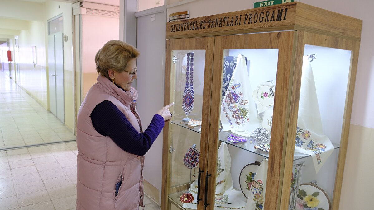 "Kendisinden büyük enerji alıyoruz"<br><br>Güler'i "okulun ablası" olarak gördüklerini anlatan sınıf arkadaşı Necla Bişkin de "Hayat enerjisi çok yüksek. Hem okuyor hem çalışıyor olması bize büyük bir örnek. Onu görünce mutlu oluyoruz. Kendisinden büyük enerji alıyoruz ve bizi motive ediyor. Kültürümüzü, yaşam tarzımızı öğreniyor. Merak edip her şeyi öğrenmeye çalışıyor, çok hoşumuza gidiyor." ifadelerini kullandı.