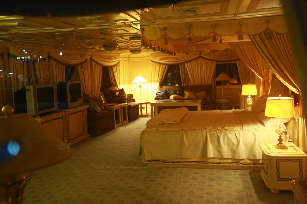 010'da Basra'ya getirildi<br><br>İçi çok değerli mobilyalarla döşeli yat 18 odalı ve 4 kattan oluşuyor. 82 metre uzunluğundaki yatta berber, kuru temizleme ve ilk yardım odası bile yer alıyor.