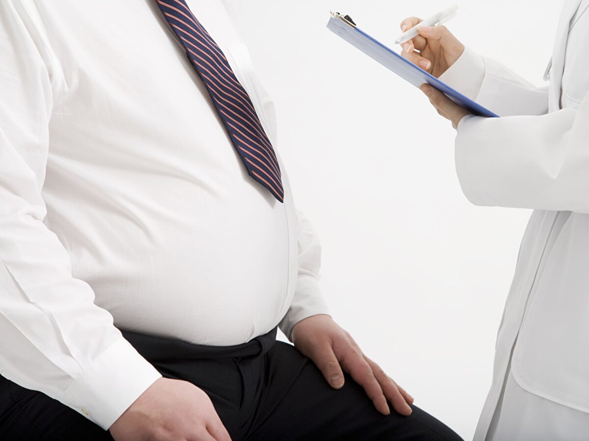 Obezite, kalp hastalığı, inme, diyabet ve çeşitli kanser türleri dahil olmak üzere dünyanın önde gelen ölüm nedenlerinden bazıları için önemli bir risk faktörüdür. Obezite ile bağlantılı olan tip 2 diyabet; kalp hastalığı, görme kaybı ve böbrek sorunları gibi komplikasyonlara da yol açabilir.