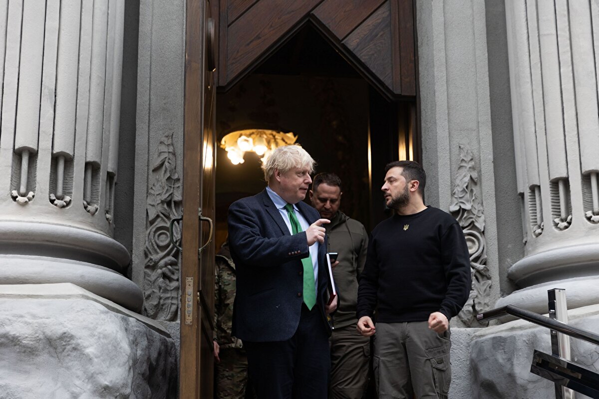 Savaşta, Rus ordusunun düşük motivasyonu olduğunu belirten Zelenski, buna rağmen daha fazla silah yardımına ihtiyaç duyduklarını kaydetti.<br><br>