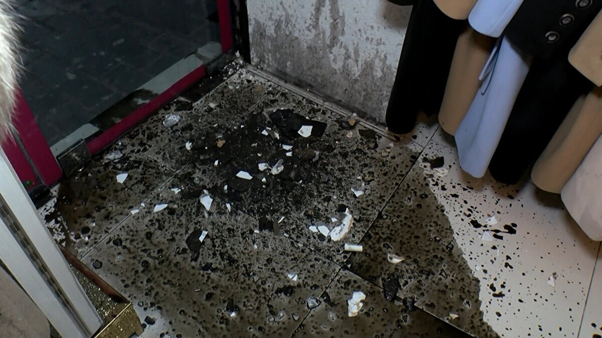 Geçtiğimiz haziran ayında anlaşmazlıklar arttı. Mal sahibi temmuz ayında elektriğimizi kesti. Mağazamızı şu anda aküyle çalıştırıyoruz. Daha sonra hakaret ve küfürlerle karşı karşıya kaldık. Şu anda da eylül ayından beri çok büyük mağduriyet yaşıyorum. Tavanımızı delmeye başladı. Çalışamaz hale geldik. Delikten devamlı su akıtmaya başladı.