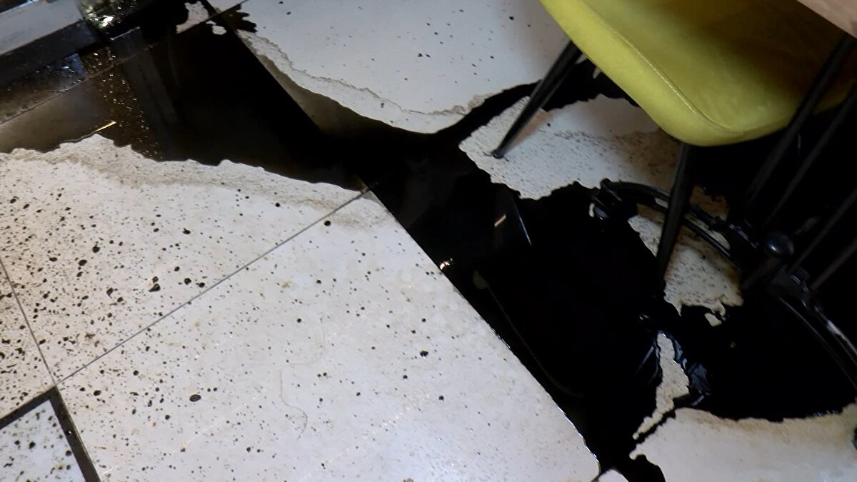 'BİZ DELİKLERİ KAPATTIKÇA O AÇMAYA DEVAM ETTİ'<br>Kira bedeli ilgili sorunlar pandeminin sonuna doğru başladığını belirten Guiaunai Roustamova, "Pandemide açık olmamıza rağmen bizden kira talep etti. Biz ona rağmen kiranın hepsini ödedik. Pandemi sonrası mülk sahibi bizi yanına çağırarak fahiş bir rakam istedi. Biz uzun süre boyunca kirada uzlaşamadık.