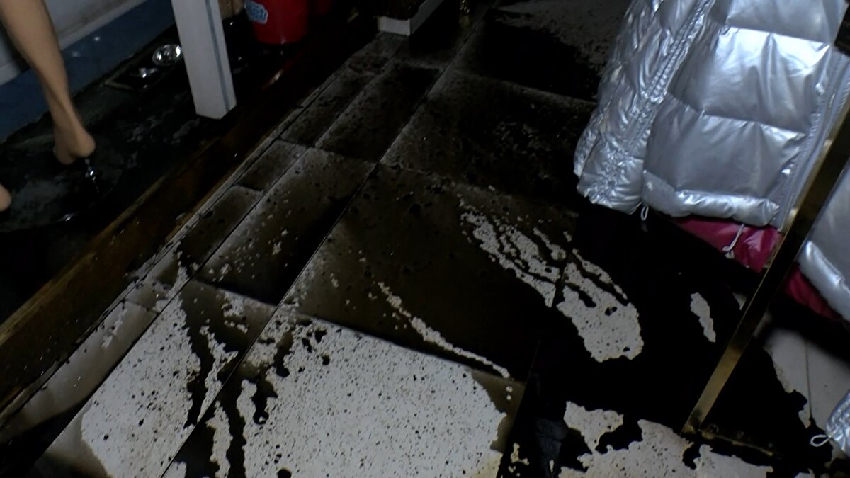 Roustamova dükkânı aydınlatmak için akü kullanmaya başladı. Eylül ayında ise mülk sahibi kendisine ait olan üst katın zeminini delerek mağazanın tavanında delikler açtı. Dükkana müşteri gelemsin diye bu deliklerden aşağıya ise sarımsaklı su, yağ ve çamaşır suyu dökmeye başladı. Bu nedenle mağazada hasar oluştu, kıyafetler kullanılamaz hale geldi.