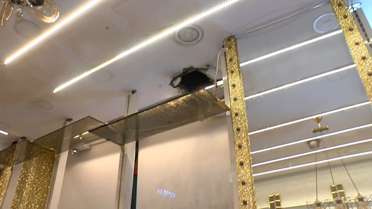 Fatih Laleli'de tekstil mağazası işleten Guiaunai Roustamova mülk sahibiyle kiraya zam talebi nedeniyle yaklaşık 1 buçuk senedir sorun yaşıyor. Roustamova'nın iddiasına göre; mülk sahibi M.Ş. haziran ayında 5 bin lira olan kira bedelini 6 bin dolar yani güncel dolar kur değeriyle yaklaşık 112 bin liraya yükseltmek istedi.