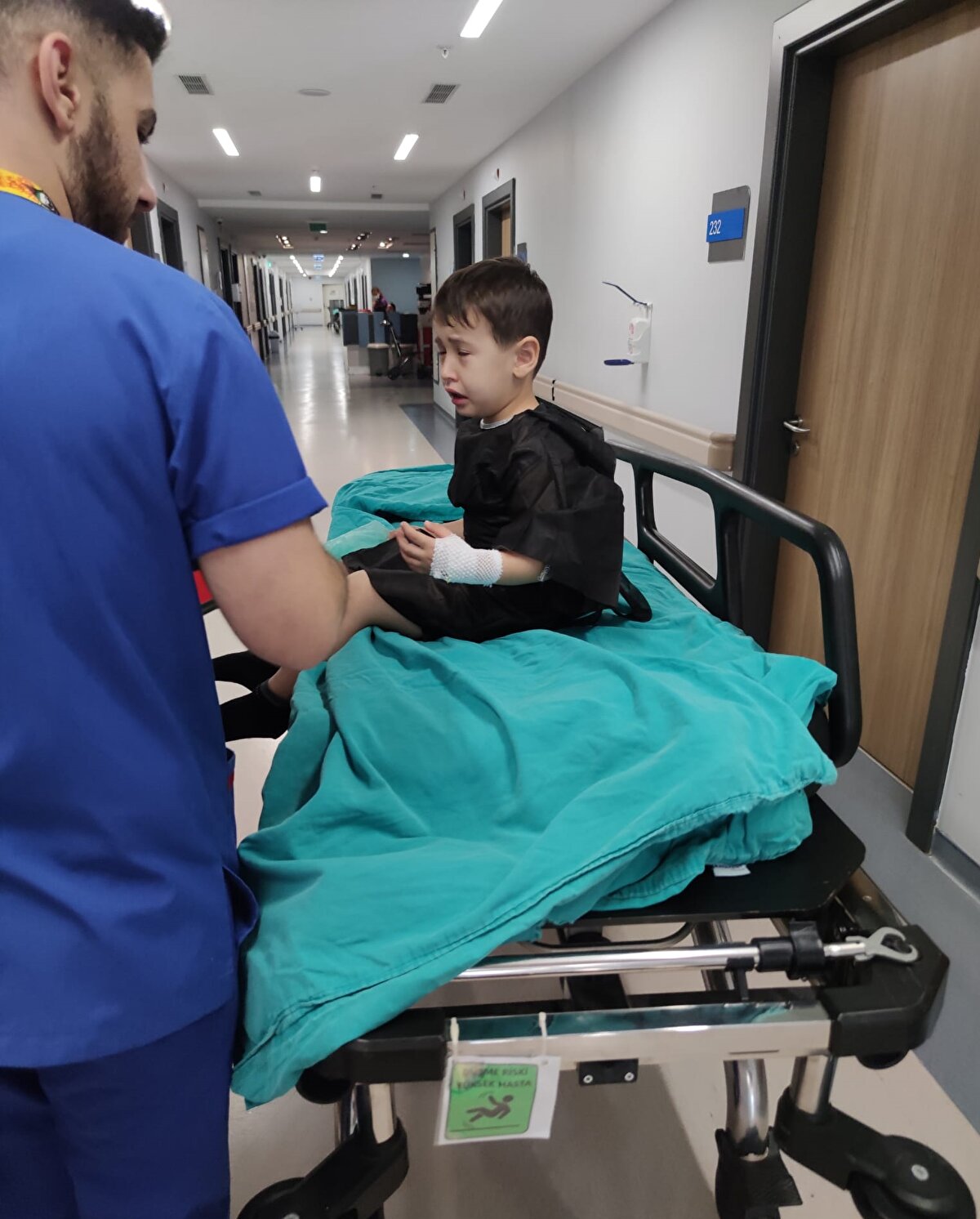 Daha sonra operasyonu yapan doktora gittiklerini ifade eden Tosun, şöyle konuştu:<br><br>"Hiçbir şey söylemedik, 'Hocam bu çocuğu bir kontrol edin, ameliyattan sonra yine rahatsızlanıyor, ateşleniyor' dedik. Bademciğinin olduğunu kendisi de gördü. Dönüp bize, 'Bir yanlış yapmışız. Bademciğini almayı unutmuşuz' dedi.”